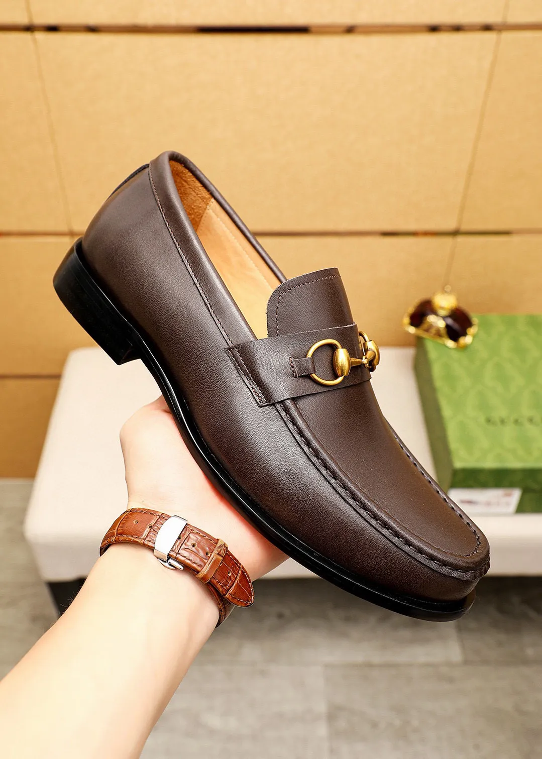 Men's shoes 💰460 💐 Product trademark: GUCCI "Gucci" casual leather shoes Regular size: 38-44 (45.46.47🉑️customized) Product materials: Selected imported first-layer calfskin upper + classic hardware buckle, imported cowhide leather lining. Strong three-dimensional visual effect, original combination outsole Color: 2⃣️colors available